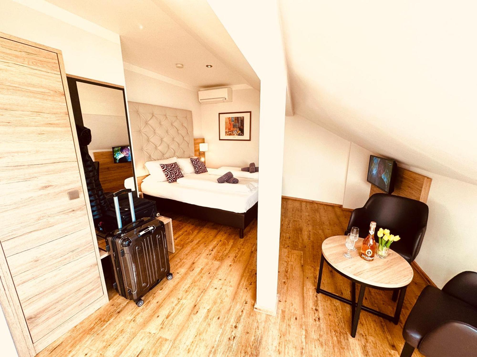 Hotel Am Markt באכאראך מראה חיצוני תמונה